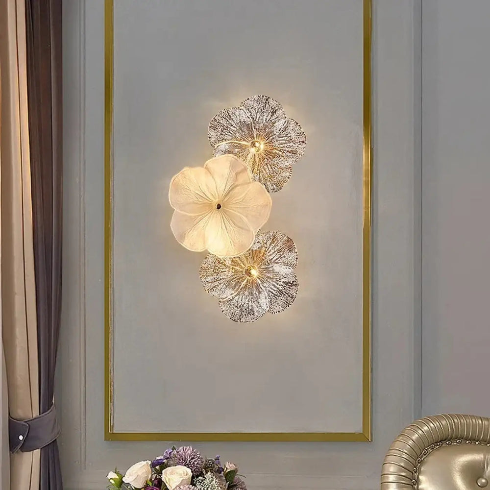 Applique murale contemporaine kaluna avec trois pétales superposés crème et argent pour une décoration murale élégante