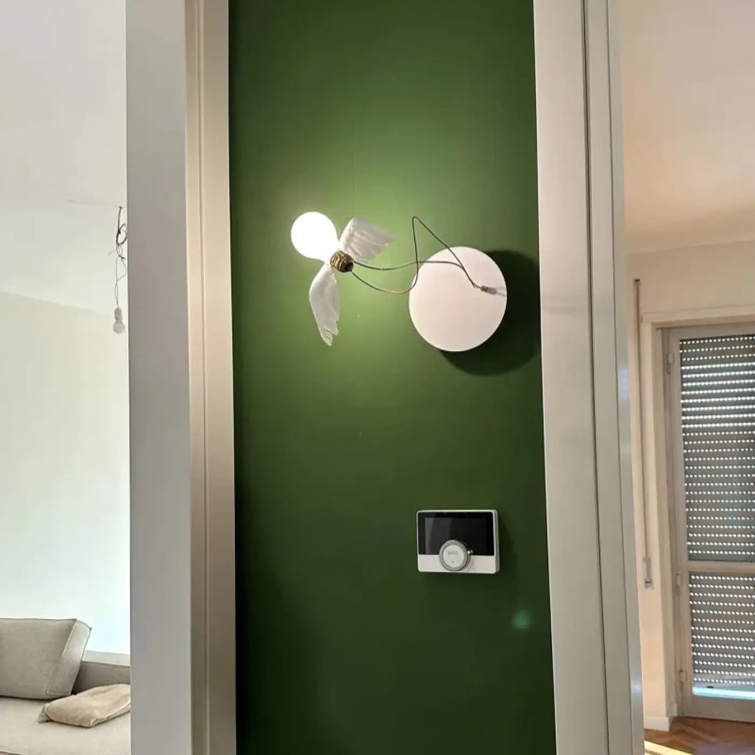 Applique murale contemporaine blanche artia avec bulbe sphérique et design élégant en forme d ailes délicates