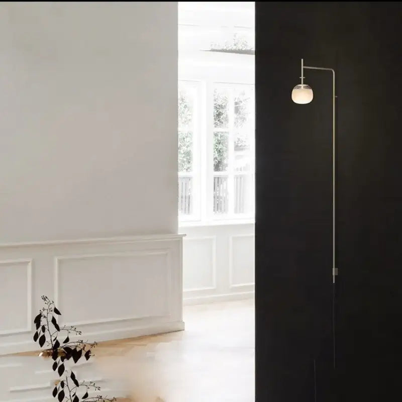 Applique contemporaine verticale en fer forgé noir élégant