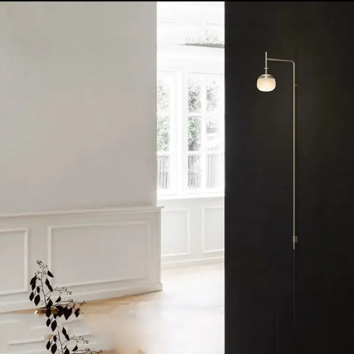 Applique contemporaine verticale en fer forgé noir élégant