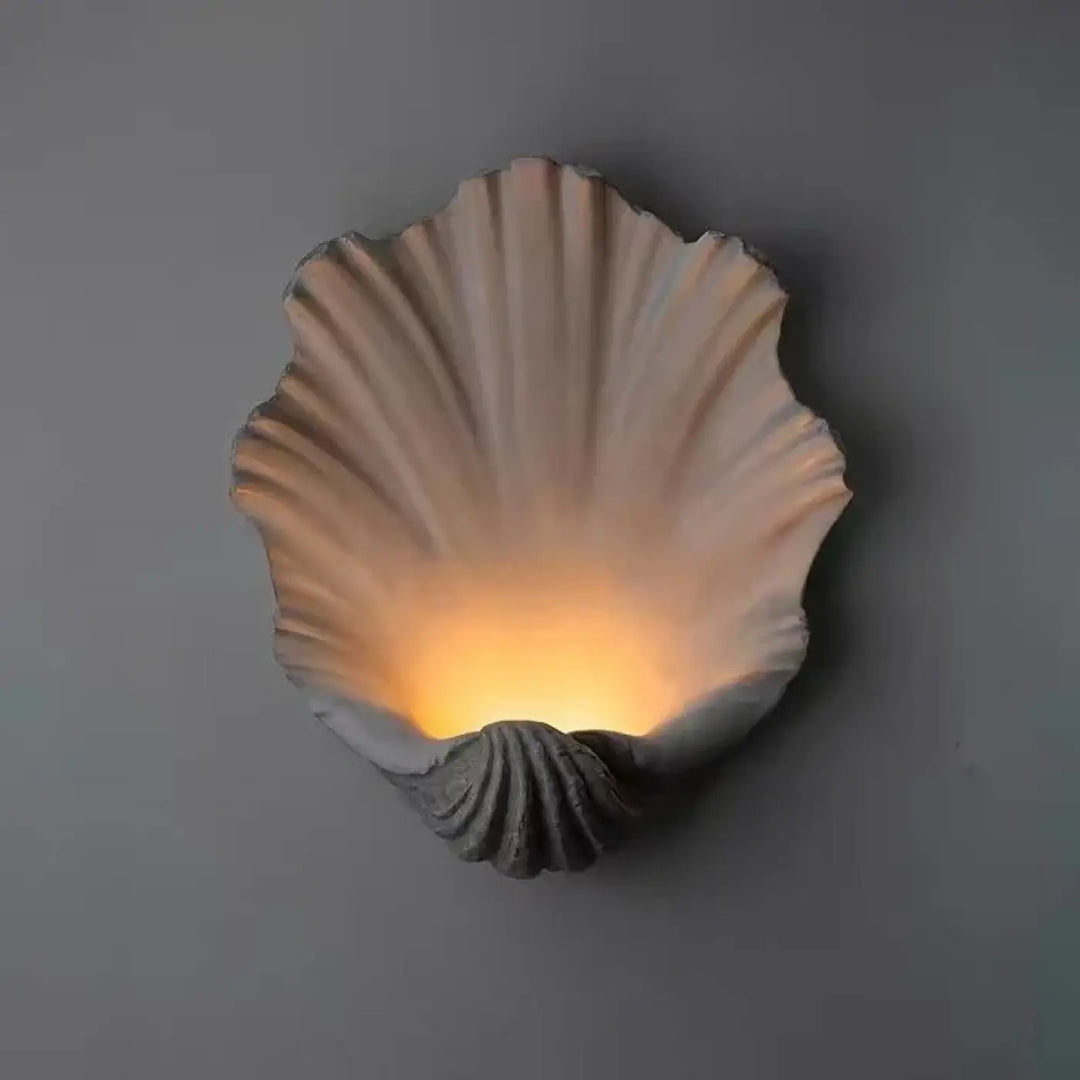 Applique murale coquillage beige et gris avec éclairage chaud et design sculpté texturé pour intérieur élégant