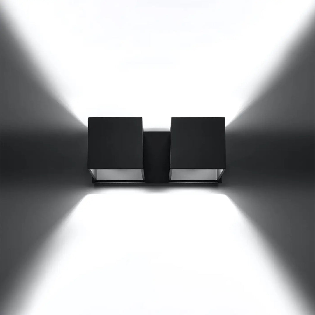 Applique murale quad en double cube noir mat avec design angulaire minimaliste pour éclairage intérieur