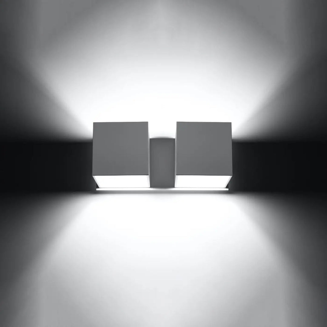Applique murale quad double cube en vert olive avec deux luminaires rectangulaires gris mat émettant une lumière blanche brillante