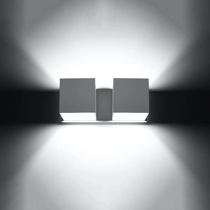 Applique murale quad double cube en vert olive avec deux luminaires rectangulaires gris mat émettant une lumière blanche brillante