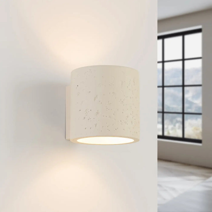 Applique Murale beige allumée, vue rapprochée