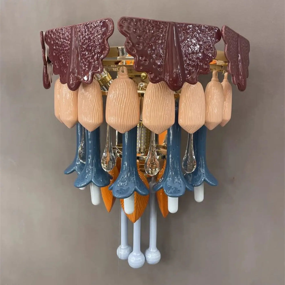 Applique murale design avec dessus en céramique bordeaux texturée et pampilles colorées en verre pêche et fleurs en porcelaine bleue