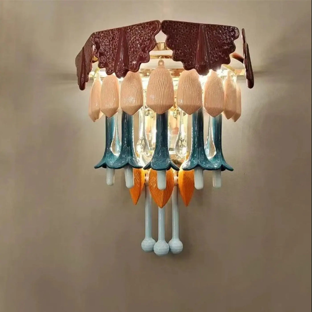 Applique murale design avec pampilles colorées en verre sculpté tons marron, pêche, teal, orange et blanc