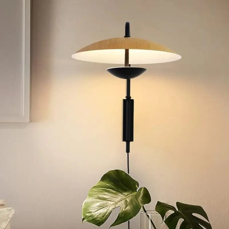 Applique murale design en bois clair et métal noir moderne