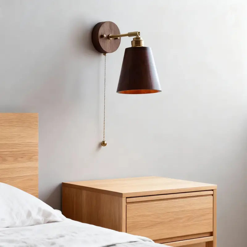 Applique murale design en bois et laiton avec bras orientable élégant