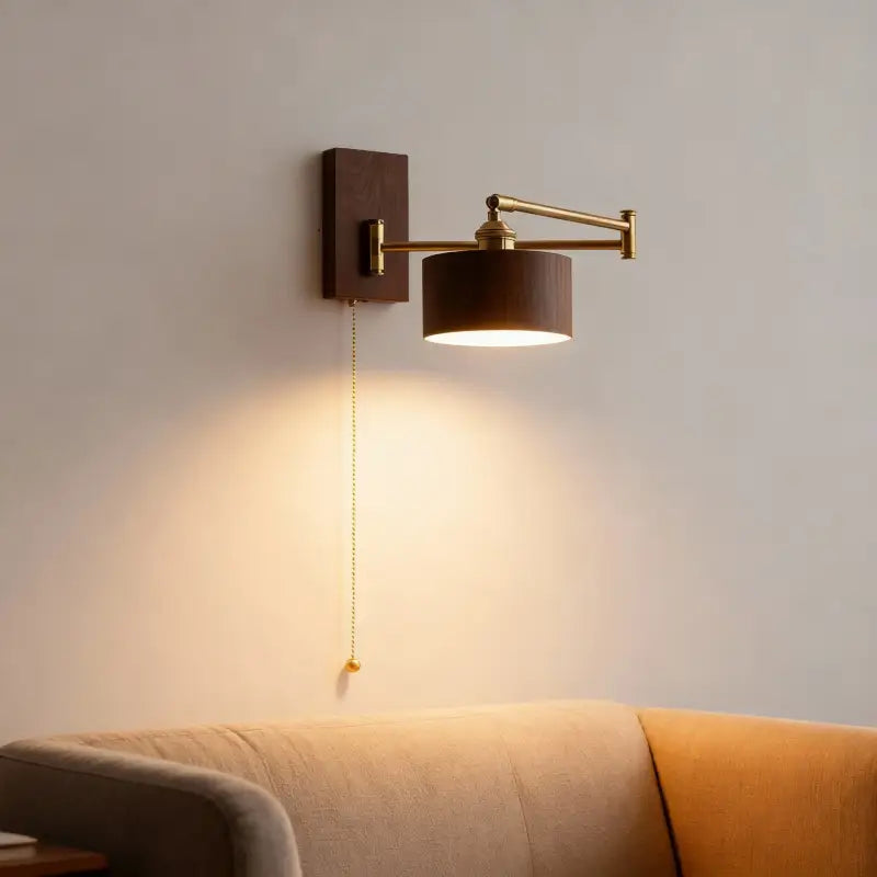 Applique murale design en bois et laiton avec bras orientable élégant