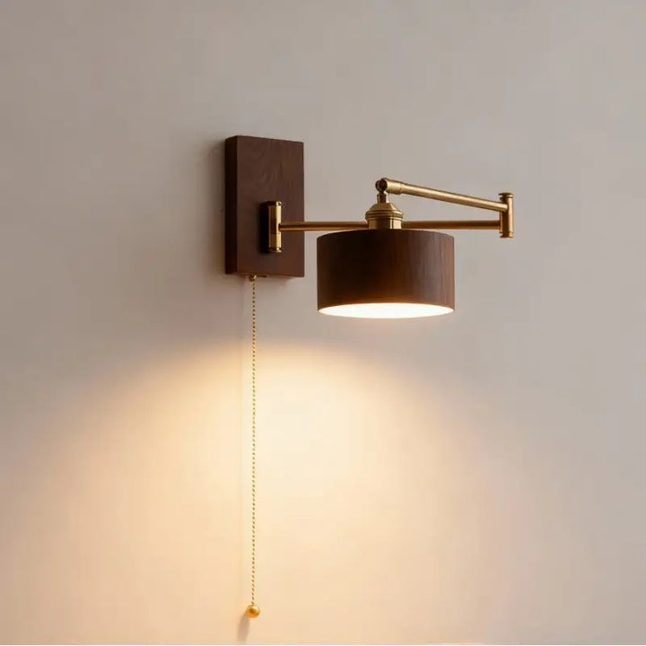 Applique murale design en bois et laiton avec bras orientable élégant