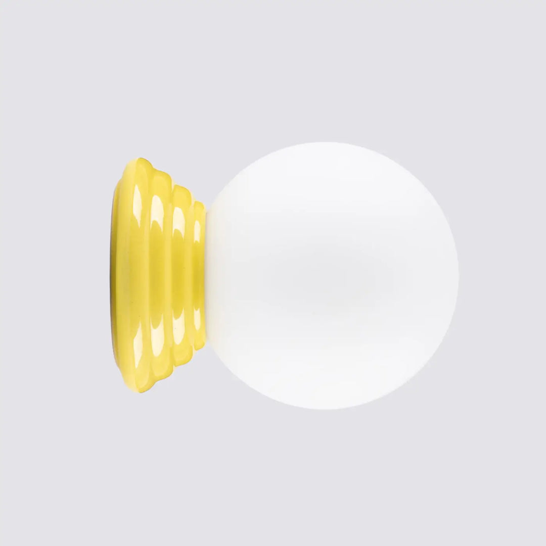 Applique murale lampe zori avec base jaune nervurée brillante et globe en verre blanc pour belle décoration intérieure aux qualités esthétiques