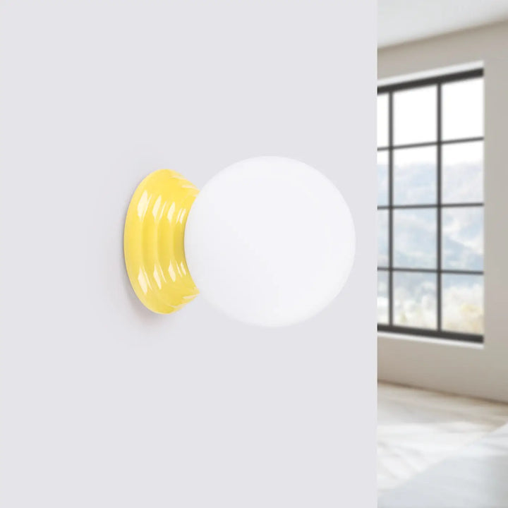 Applique murale zori jaune avec lampe zori à abat-jour sphérique en verre blanc pour une belle décoration aux qualités esthétiques