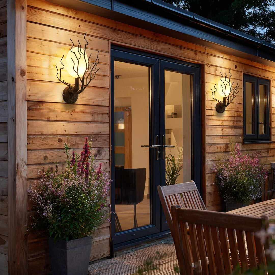 Applique murale design branches en métal et globe lumineux chic