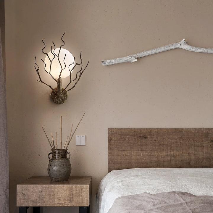 Applique murale design branches en métal et globe lumineux chic