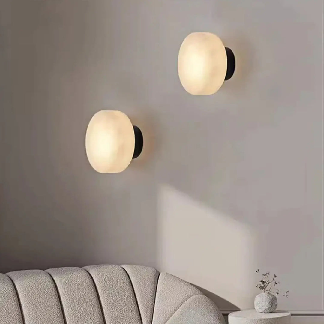 Applique murale laurel avec deux appliques en verre givré ton chaud et base en métal noir pour lumière décorative