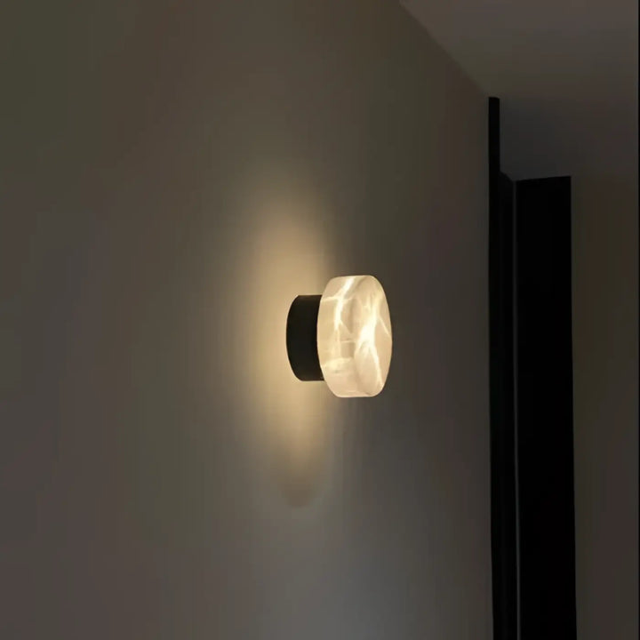 Applique murale design laurelLe avec diffuseur en marbre blanc translucide et base cylindrique noire pour lumière décorative moderne