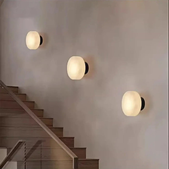 Applique murale design laurel avec globes en verre dépoli et base en métal noir pour lumière décorative moderne