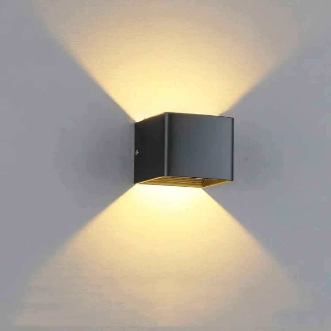 Applique murale tesser carré noir au design moderne diffusant une lumière chaude directionnelle