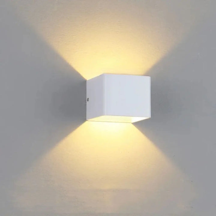 Applique murale tesser cube blanc au design moderne minimaliste émettant une lumière jaune chaleureuse