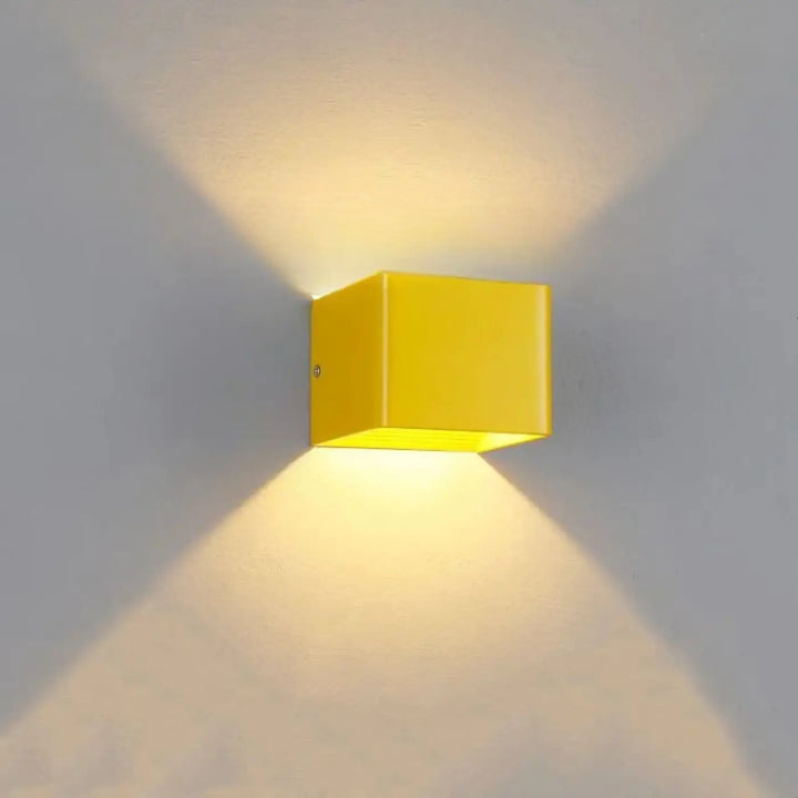 Applique murale tessser de forme cubique jaune vif avec un design moderne et épuré pour éclairage intérieur