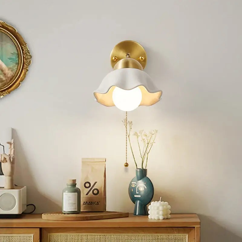 Applique murale design doré et verre blanc en forme de fleur