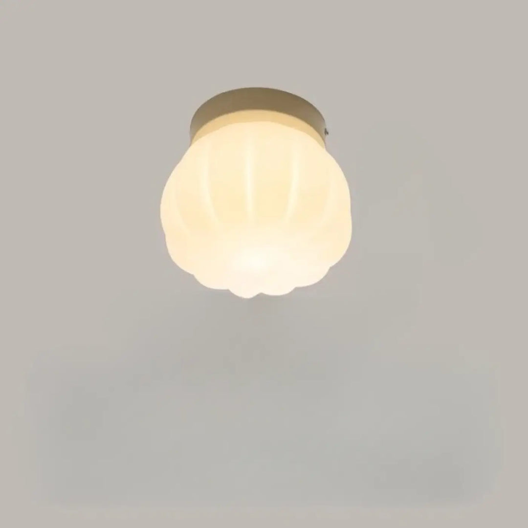 Applique murale puﬀo avec abat-jours arrondis en verre dépoli et base métallique pour un murale design doux