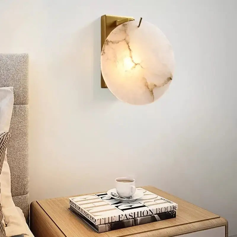 Applique murale design effet marbre et base dorée