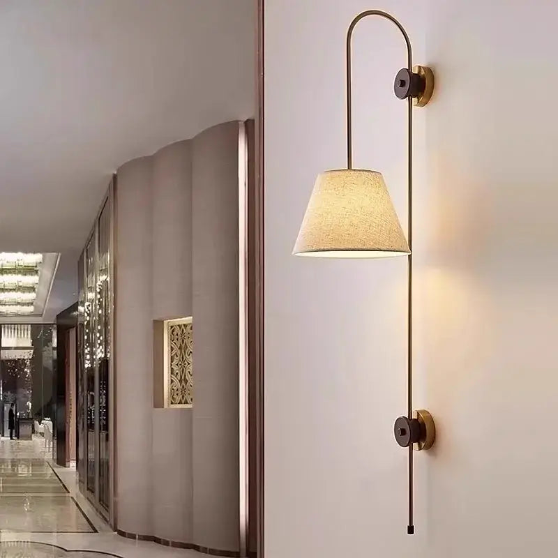 Applique Murale Design En Laiton Avec Abat Jour En Tissu

