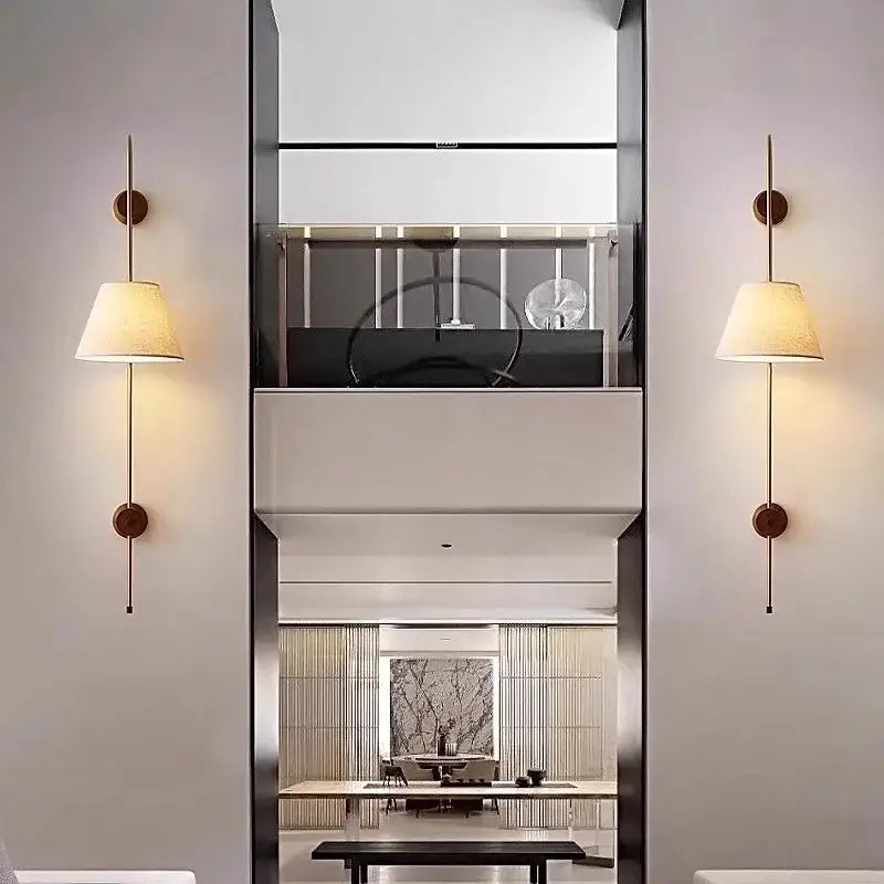 Applique Murale Design En Laiton Avec Abat Jour En Tissu

