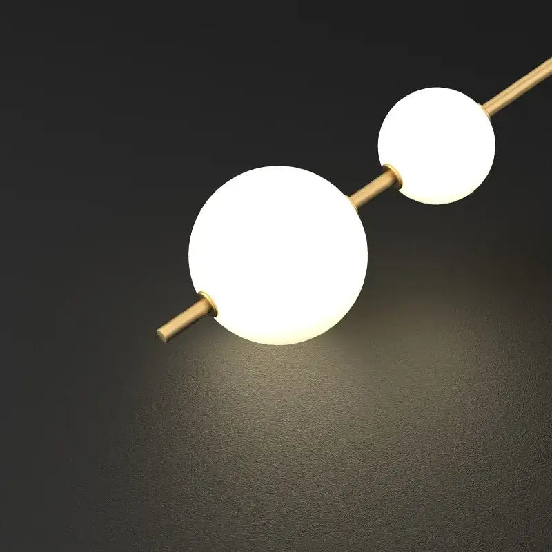 Applique murale design en métal avec boules suspendues blanches