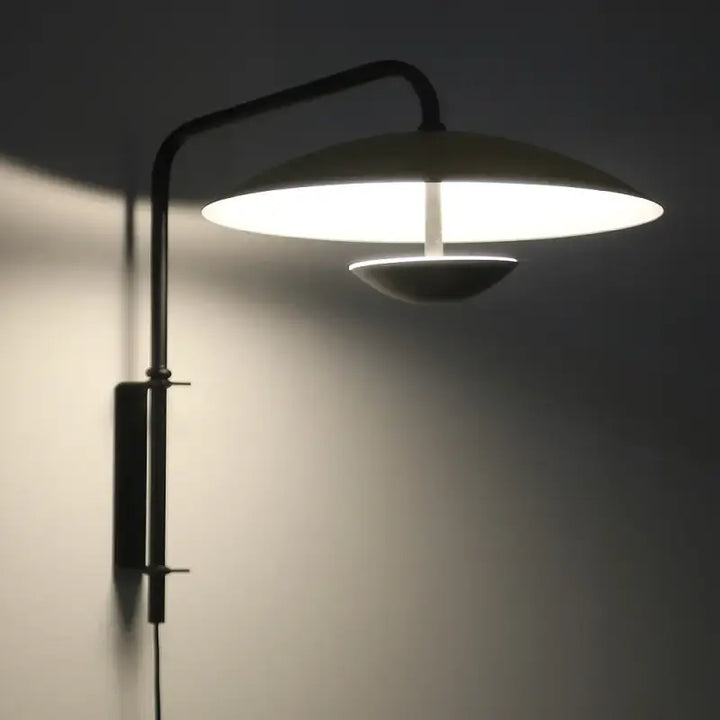 Applique murale design métal noir à abat jour rond élégante