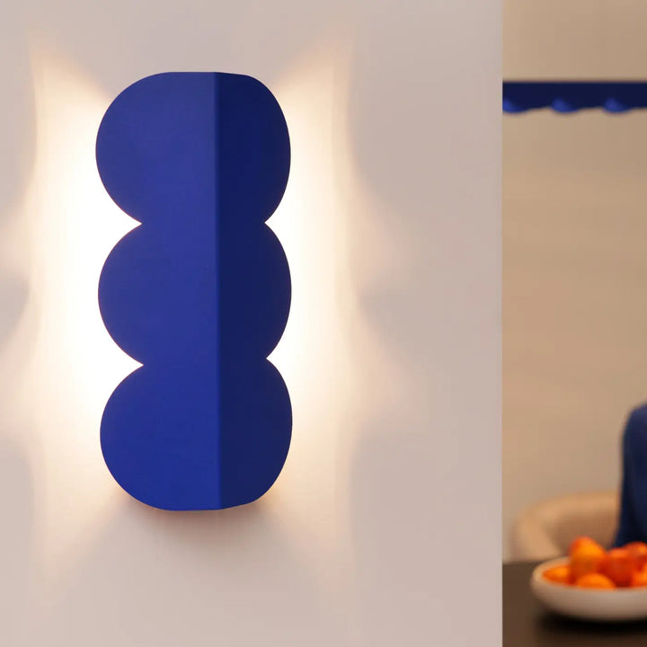 Applique murale biscuit outremer compose d’une lampe vibrant bleu cobalt avec forme ondulée caractéristique