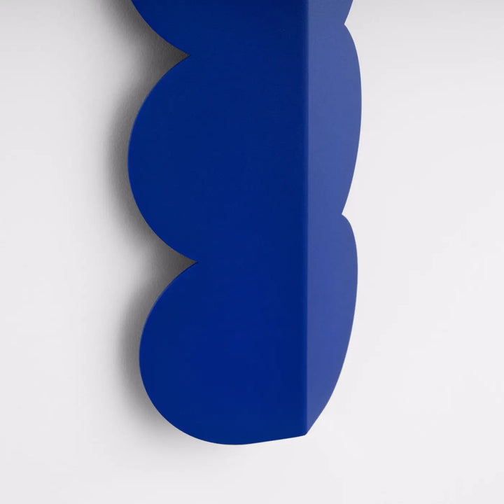 Applique murale biscuit outremer bleu cobalt avec forme ondulée caractéristique compose d’une lampe moderne