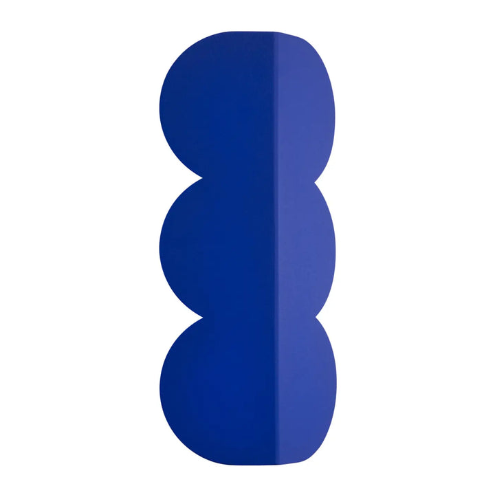 Applique murale biscuit outremer en silicone bleu lisse avec forme ondulée caractéristique compose d’une lampe élégante