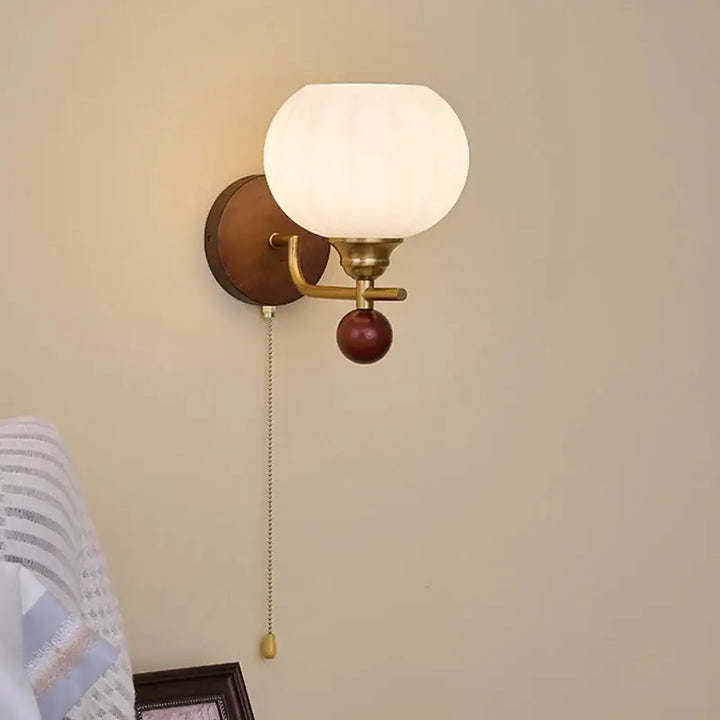 Applique murale design rétro en bois et verre opalin épuré