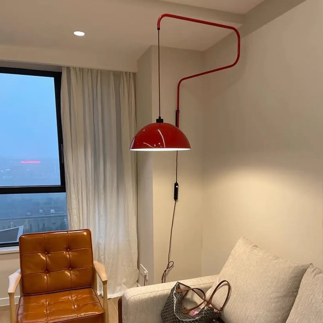 Applique murale design rouge avec bras articulé au style moderne