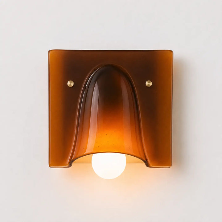 Applique murale kavia en verre sculpté ambre avec design courbé en forme de cloche et fixation double sens en laiton