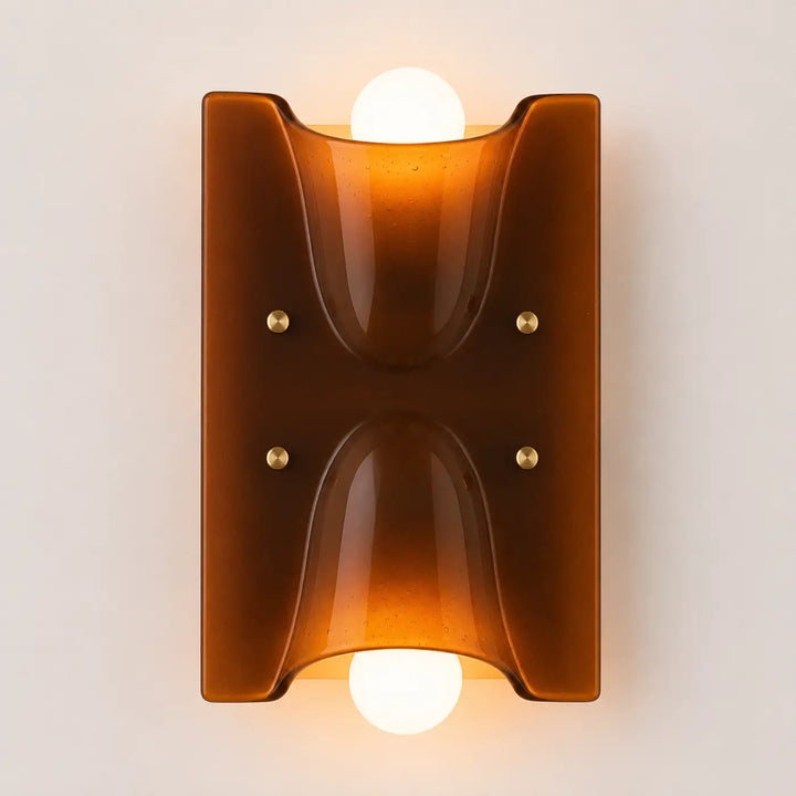 Applique murale kavia en verre sculpté ambre chaud avec design double sens et accents en laiton élégant