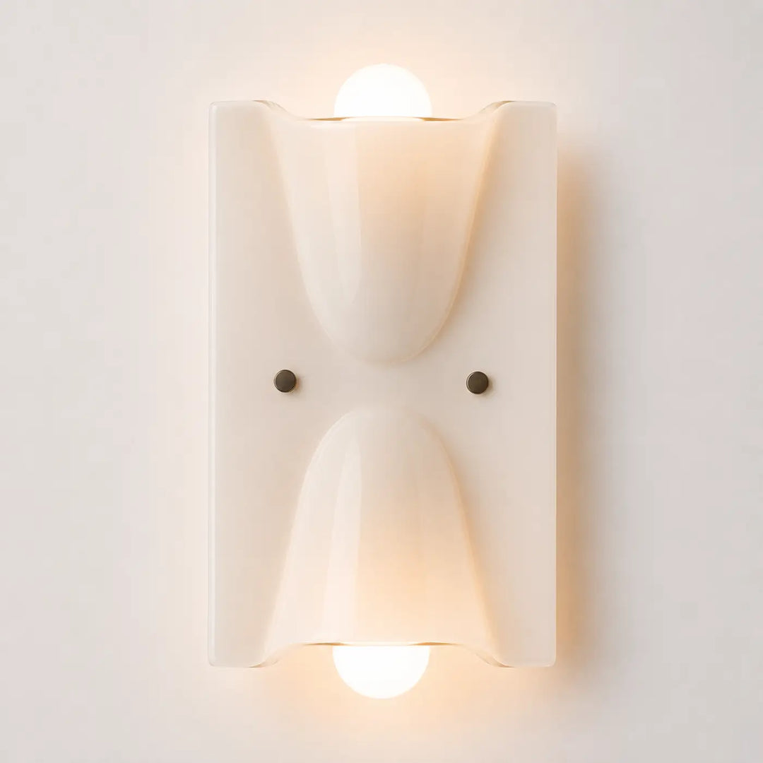 Applique murale kavia en verre sculpté crème avec double sens et fixations métalliques sombres pour ampoules chaudes
