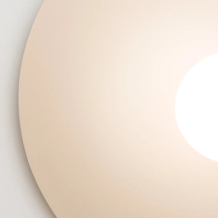 Applique murale beige allumée, détail de la sphère opale