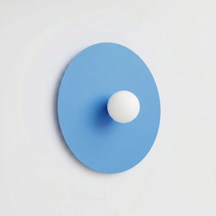 Applique murale bleu clair éteinte, posée au mur