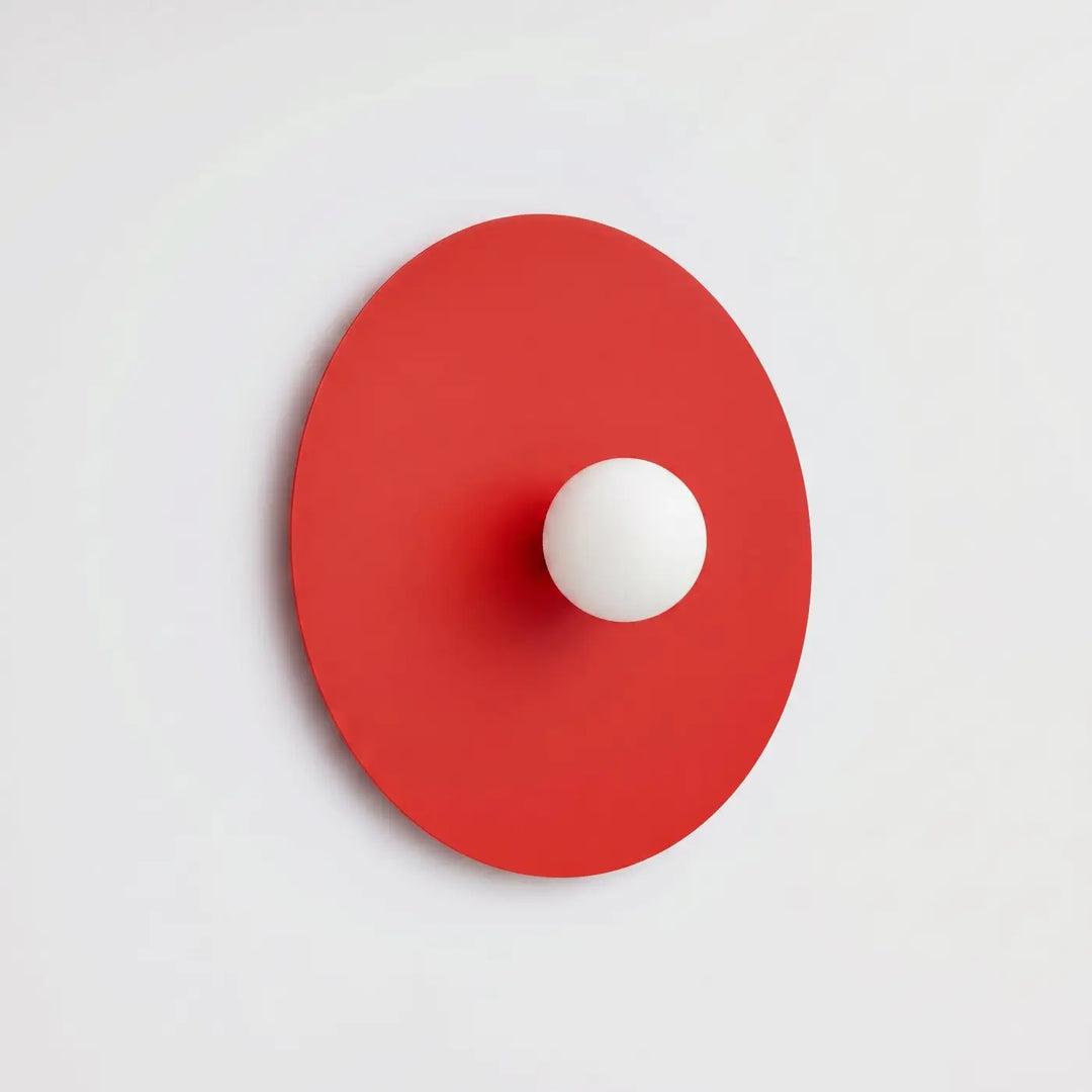 Applique murale rouge éteinte, posée au mur
