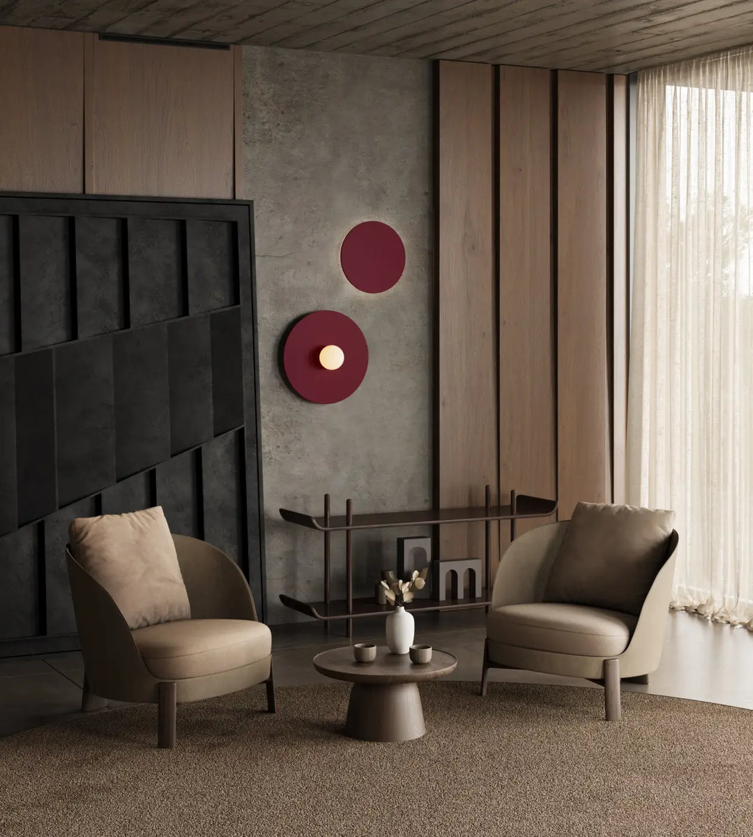 Applique murale bordeaux au-dessus d'un fauteuil