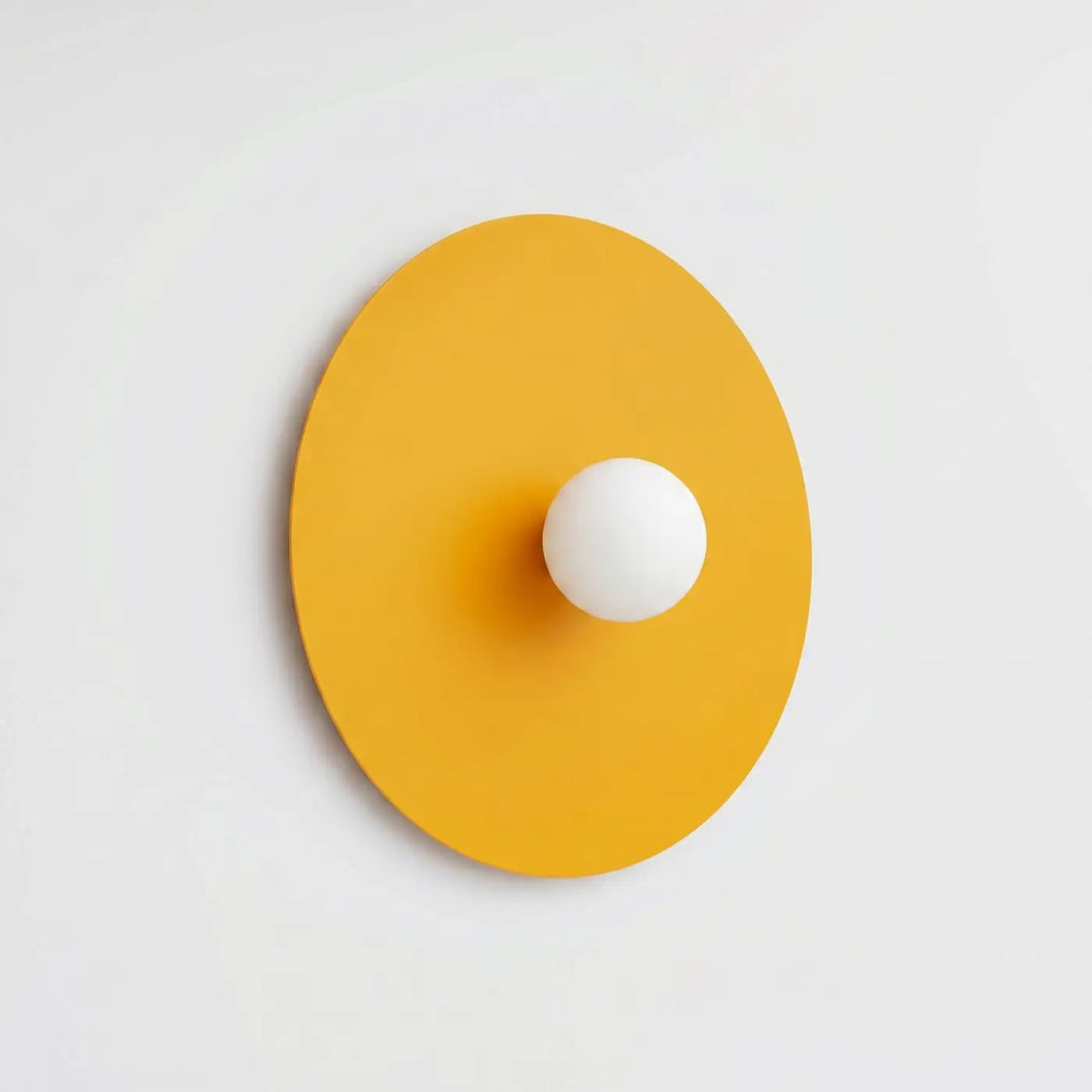 Applique murale jaune éteinte, posée au mur