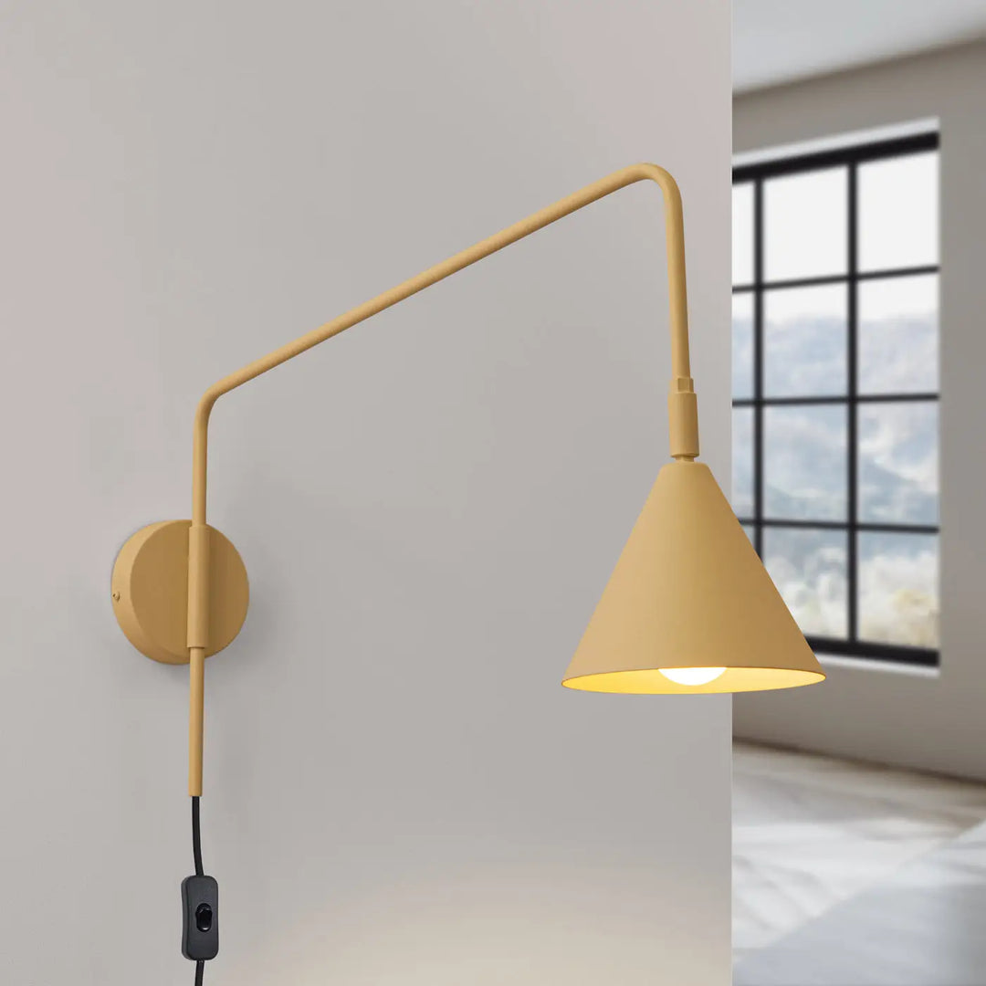 Applique murale NOX or beige avec forme exceptionnellement légère et abat-jour géométrique en composition intrigante