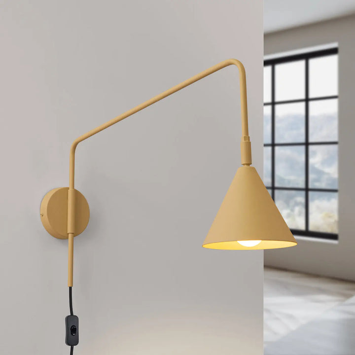 Applique murale NOX or beige avec forme exceptionnellement légère et abat-jour géométrique en composition intrigante