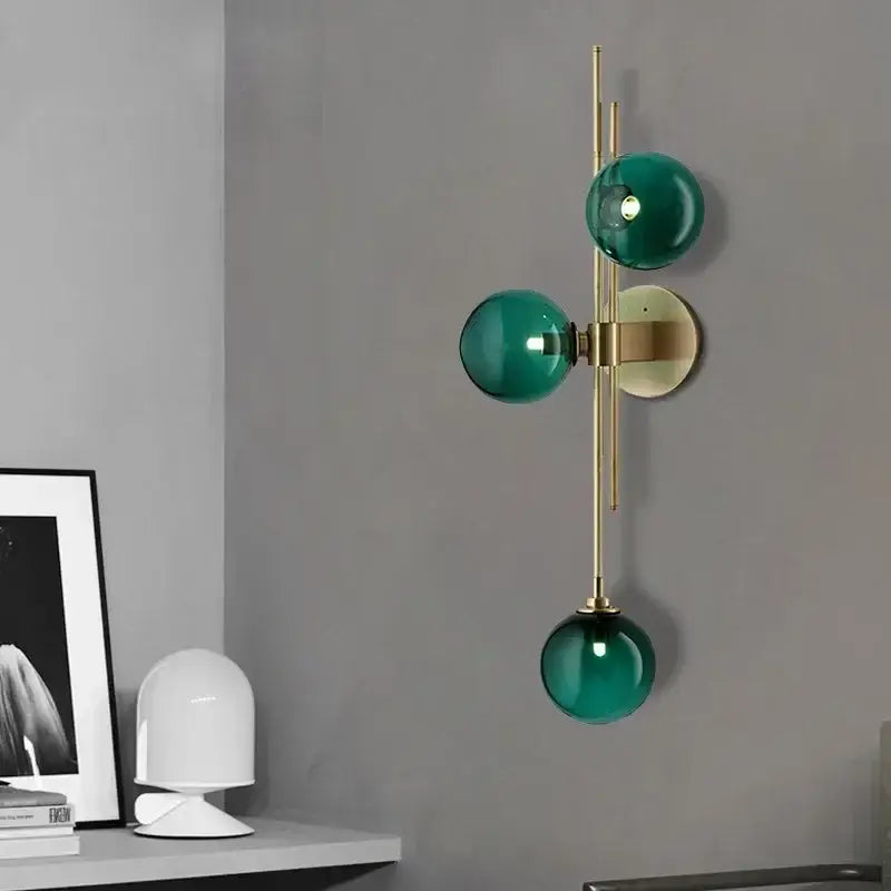 Applique Murale Dorée Avec 3 Boules Pour Intérieur Raffiné