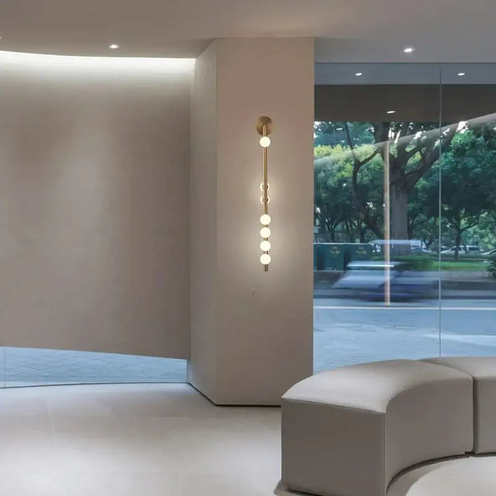 Applique murale dorée design avec des globes en verre