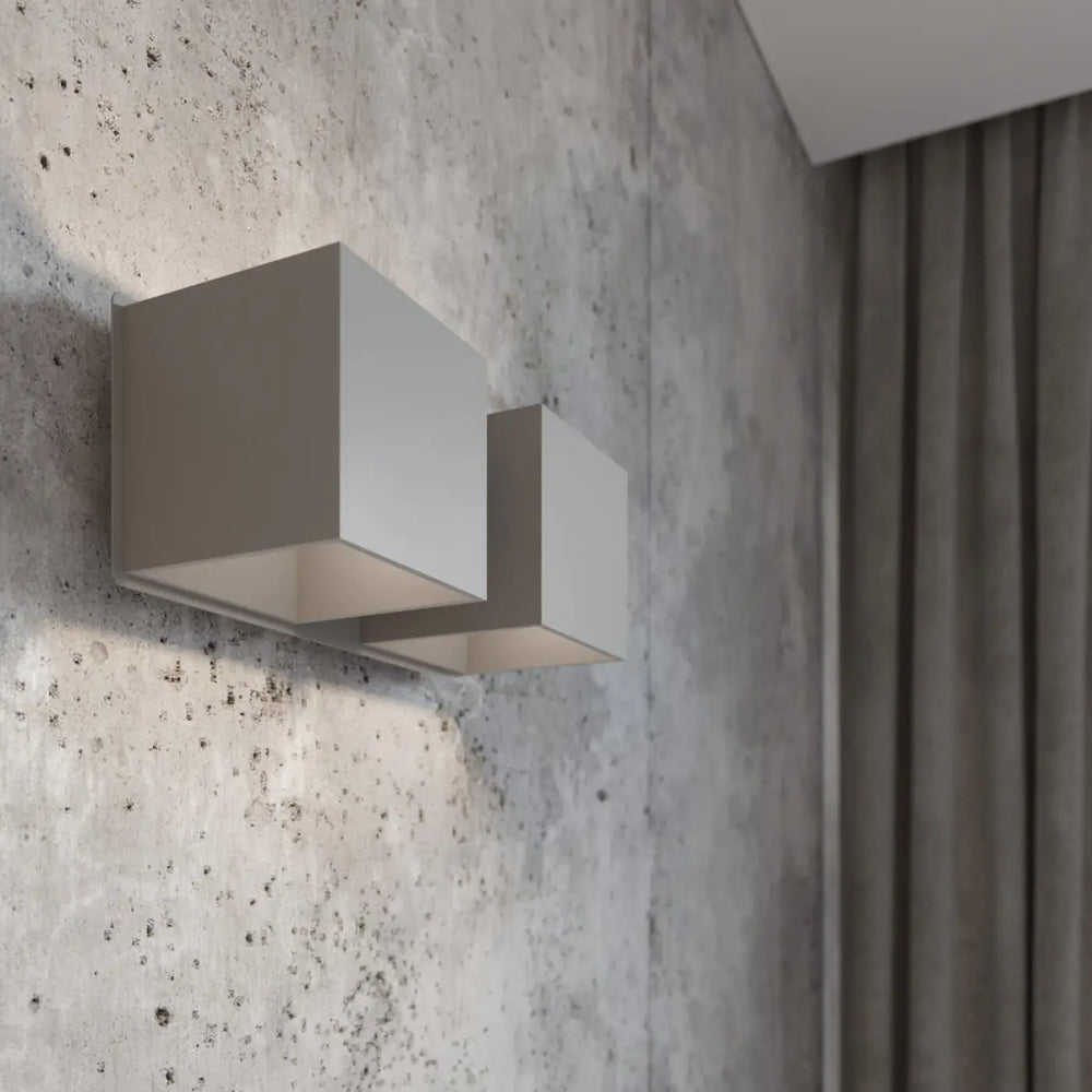 Applique murale kinkiet quad gris avec deux abat-jours rectangulaires empilés en bois naturel matémaçant une lumière douce